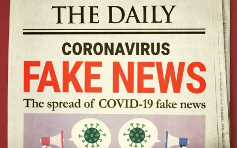 Durant la pandémie de coronavirus, théories conspirationnistes et fake news circulent sur les réseaux sociaux 