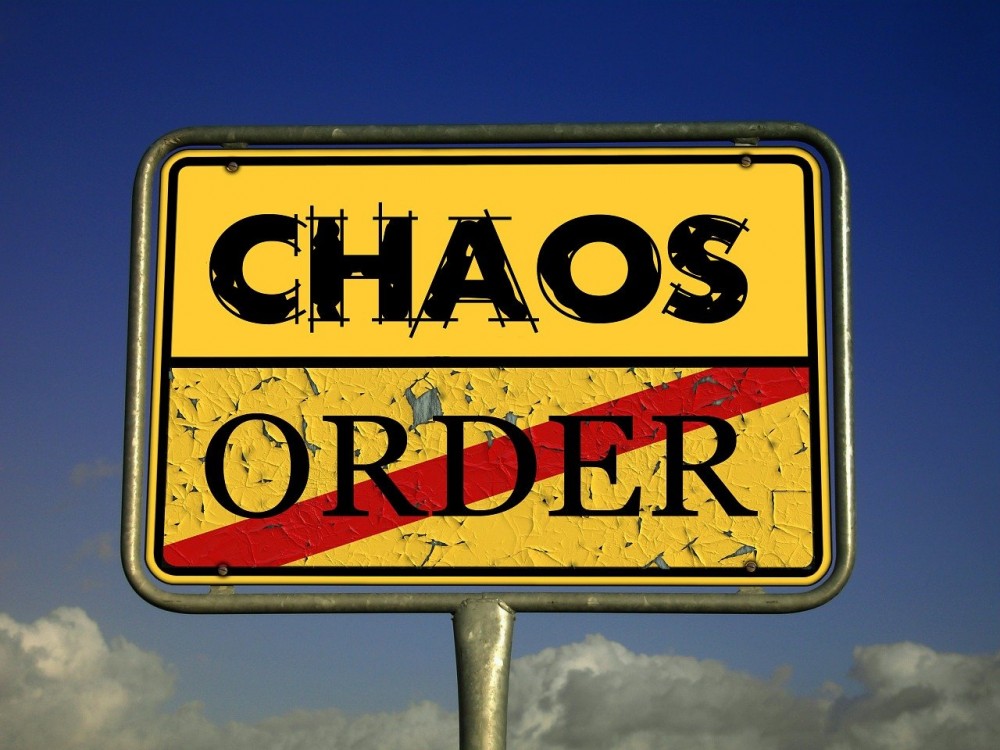 Un panneau avec la mention "chaos"