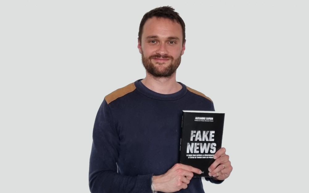 Photo du fact-checker Alexandre Capron, auteur de « Fake news : le guide pour repérer la désinformation et éviter de tomber dans les pièges » (éditions Mardaga)